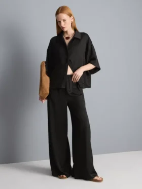 Pantalones de satén con textura y corte recto
