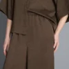 Pantalones de satén con textura y corte recto