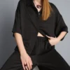 Pantalones de satén con textura y corte recto