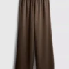 Pantalones de satén con textura y corte recto
