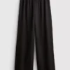 Pantalones de satén con textura y corte recto