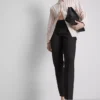 Pantalones elásticos con pliegues y talle medio