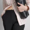 Pantalones elásticos con pliegues y talle medio