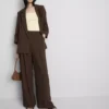 Pantalones holgados con textura y cintura media