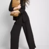 Pantalones holgados con textura y cintura media