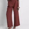 Pantalones holgados con textura y cintura media