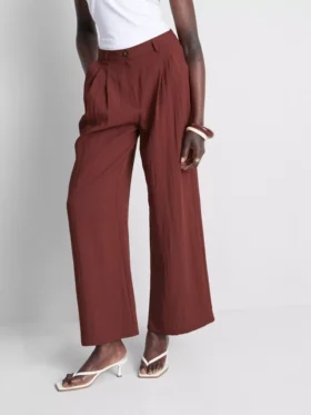 Pantalones holgados con textura y cintura media