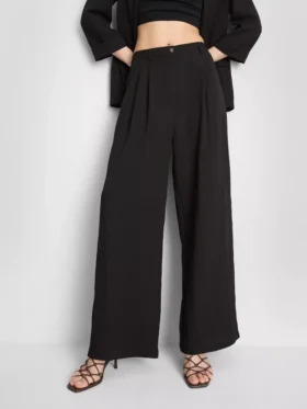 Pantalones holgados con textura y cintura media