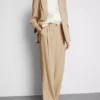 Pantalones holgados con textura y cintura media