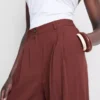 Pantalones holgados con textura y cintura media