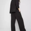 Pantalones holgados con textura y cintura media