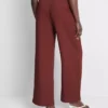 Pantalones holgados con textura y cintura media