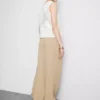 Pantalones holgados con textura y cintura media