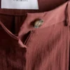 Pantalones holgados con textura y cintura media