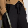 Pantalones palazzo con detalle de lazo