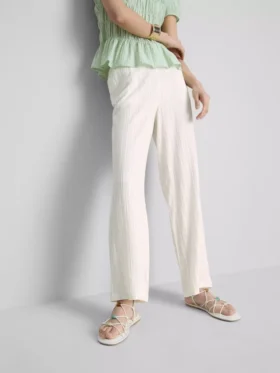 Pantalones rectos arrugados