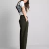 Pantalones utilitarios de corte acampanado con alto contenido en algodón