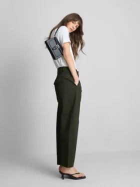 Pantalones utilitarios de corte acampanado con alto contenido en algodón