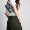 Pantalones utilitarios de corte acampanado con alto contenido en algodón
