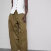 Pantalones utilitarios de pierna ancha con detalle en las costuras