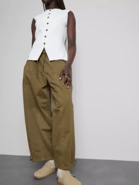 Pantalones utilitarios de pierna ancha con detalle en las costuras