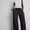 Pantalones utilitarios de pierna ancha con detalle en las costuras