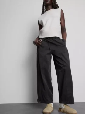 Pantalones utilitarios de pierna ancha con detalle en las costuras