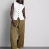 Pantalones utilitarios de pierna ancha con detalle en las costuras