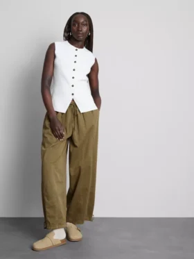 Pantalones utilitarios de pierna ancha con detalle en las costuras