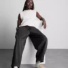 Pantalones utilitarios de pierna ancha con detalle en las costuras