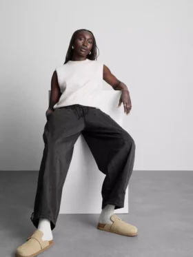 Pantalones utilitarios de pierna ancha con detalle en las costuras