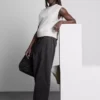 Pantalones utilitarios de pierna ancha con detalle en las costuras