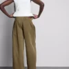 Pantalones utilitarios de pierna ancha con detalle en las costuras