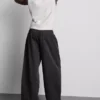 Pantalones utilitarios de pierna ancha con detalle en las costuras