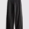 Pantalones utilitarios de pierna ancha con detalle en las costuras