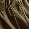 Pantalones utilitarios de pierna ancha con detalle en las costuras