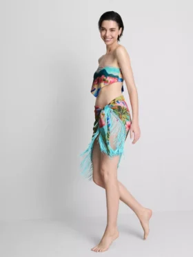 Pareo con flecos y estampado tropical