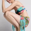 Pareo con flecos y estampado tropical
