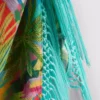 Pareo con flecos y estampado tropical