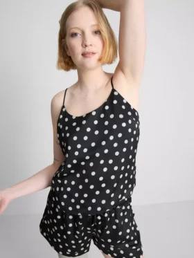 Pijama de camiseta sin mangas y pantalones cortos