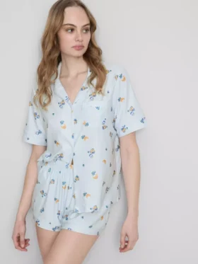 Pijamas cortos estilo boyfriend con estampado de desayuno