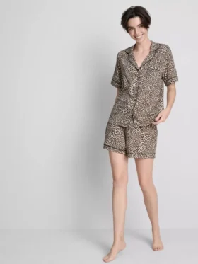 Pijamas cortos estilo «boyfriend» estampados