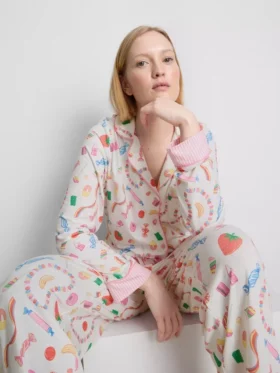 Pijamas estilo «boyfriend» con estampado de dulces
