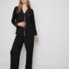 Pijamas estilo «boyfriend» con ribetes en contraste