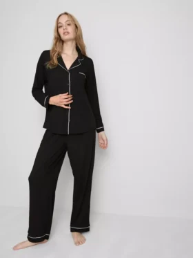 Pijamas estilo «boyfriend» con ribetes en contraste