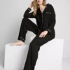 Pijamas estilo «boyfriend» con ribetes en contraste