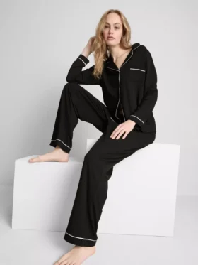 Pijamas estilo «boyfriend» con ribetes en contraste