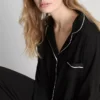 Pijamas estilo «boyfriend» con ribetes en contraste