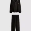 Pijamas estilo «boyfriend» con ribetes en contraste