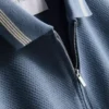 Polo con cuello de cremallera y textura